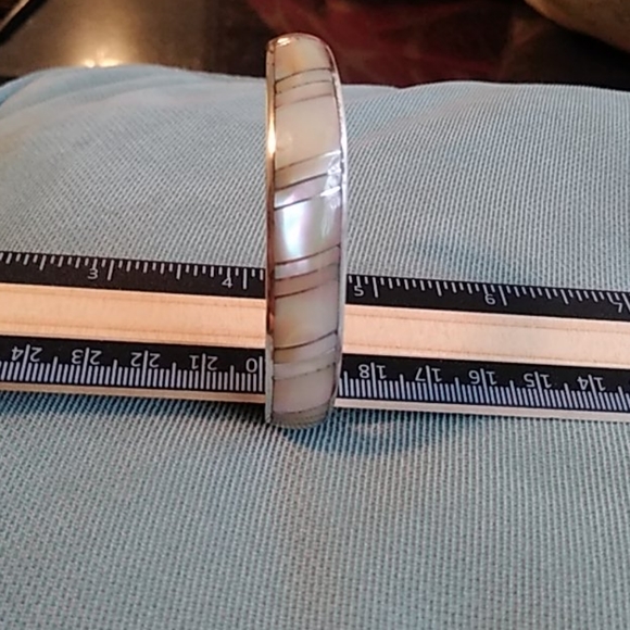 NATIVE AMERICAN WHITE MOTHER OF PEARL CUFF BRACELE - Picture 6 of 6